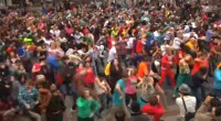 Me encantan los «flash mobs», más aún cuando ocurren cosas que uno no se espera. Aquí tenéis algunos de lo más variado. ¡A disfrutarlos! Saludos.