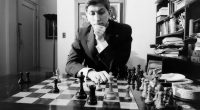 No es demasiado original el título de esta entrada, pues ya en 1971 el maestro asturiano Pablo Morán publicó un libro precisamente con este mismo título, “«Bobby» Fischer: su vida [&hellip;]