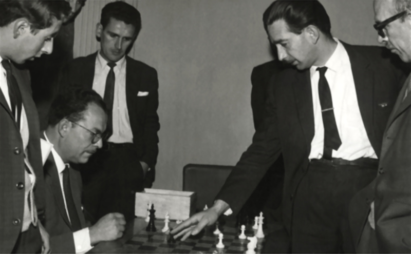1964 Jáuregui analizando